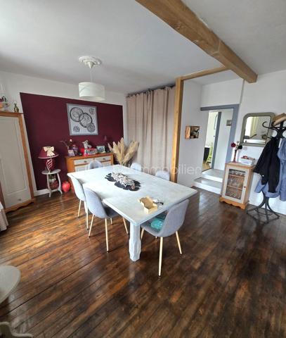 10 min de Laval, charmante maison de ville comprenant cuisine aménagée équipée avec accès direct sur terrasse, grand salon, salle à manger,
1 chambre de plain pied,  salle d'eau, wc.
A l'étage: 2 chambres
Chauffage par pompe à chaleur et ballon thermodynamique de 2020
Cave 
Terrain clos avec préau