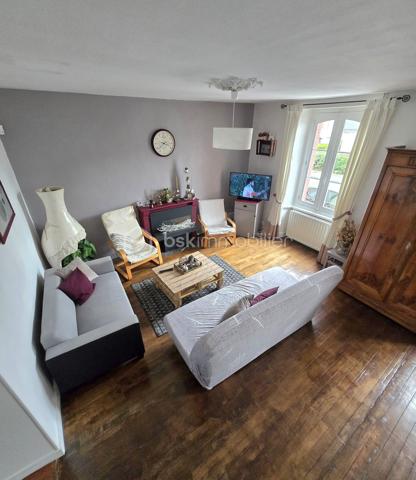10 min de Laval, charmante maison de ville comprenant cuisine aménagée équipée avec accès direct sur terrasse, grand salon, salle à manger,
1 chambre de plain pied,  salle d'eau, wc.
A l'étage: 2 chambres
Chauffage par pompe à chaleur et ballon thermodynamique de 2020
Cave 
Terrain clos avec préau