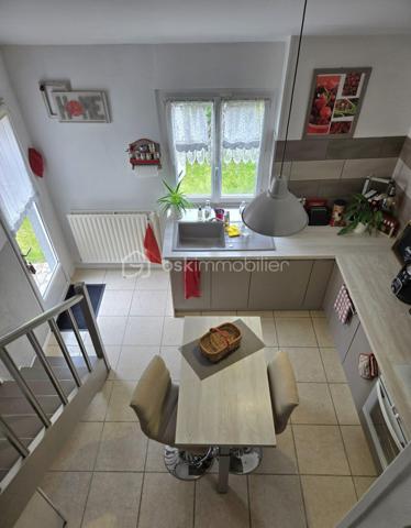 10 min de Laval, charmante maison de ville comprenant cuisine aménagée équipée avec accès direct sur terrasse, grand salon, salle à manger,
1 chambre de plain pied,  salle d'eau, wc.
A l'étage: 2 chambres
Chauffage par pompe à chaleur et ballon thermodynamique de 2020
Cave 
Terrain clos avec préau