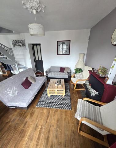10 min de Laval, charmante maison de ville comprenant cuisine aménagée équipée avec accès direct sur terrasse, grand salon, salle à manger,
1 chambre de plain pied,  salle d'eau, wc.
A l'étage: 2 chambres
Chauffage par pompe à chaleur et ballon thermodynamique de 2020
Cave 
Terrain clos avec préau