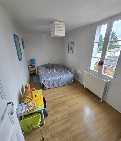 10 min de Laval, charmante maison de ville comprenant cuisine aménagée équipée avec accès direct sur terrasse, grand salon, salle à manger,
1 chambre de plain pied,  salle d'eau, wc.
A l'étage: 2 chambres
Chauffage par pompe à chaleur et ballon thermodynamique de 2020
Cave 
Terrain clos avec préau