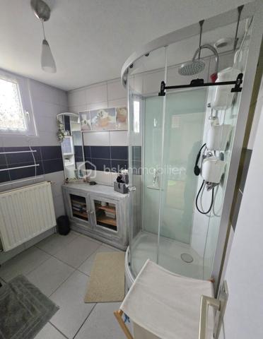 10 min de Laval, charmante maison de ville comprenant cuisine aménagée équipée avec accès direct sur terrasse, grand salon, salle à manger,
1 chambre de plain pied,  salle d'eau, wc.
A l'étage: 2 chambres
Chauffage par pompe à chaleur et ballon thermodynamique de 2020
Cave 
Terrain clos avec préau