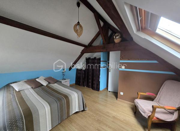 10 min de Laval, charmante maison de ville comprenant cuisine aménagée équipée avec accès direct sur terrasse, grand salon, salle à manger,
1 chambre de plain pied,  salle d'eau, wc.
A l'étage: 2 chambres
Chauffage par pompe à chaleur et ballon thermodynamique de 2020
Cave 
Terrain clos avec préau