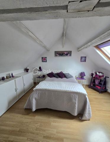 10 min de Laval, charmante maison de ville comprenant cuisine aménagée équipée avec accès direct sur terrasse, grand salon, salle à manger,
1 chambre de plain pied,  salle d'eau, wc.
A l'étage: 2 chambres
Chauffage par pompe à chaleur et ballon thermodynamique de 2020
Cave 
Terrain clos avec préau