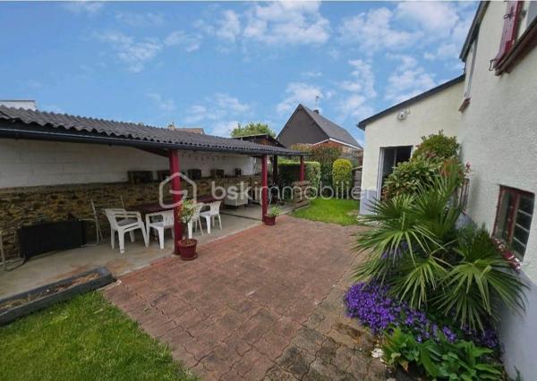 10 min de Laval, charmante maison de ville comprenant cuisine aménagée équipée avec accès direct sur terrasse, grand salon, salle à manger,
1 chambre de plain pied,  salle d'eau, wc.
A l'étage: 2 chambres
Chauffage par pompe à chaleur et ballon thermodynamique de 2020
Cave 
Terrain clos avec préau