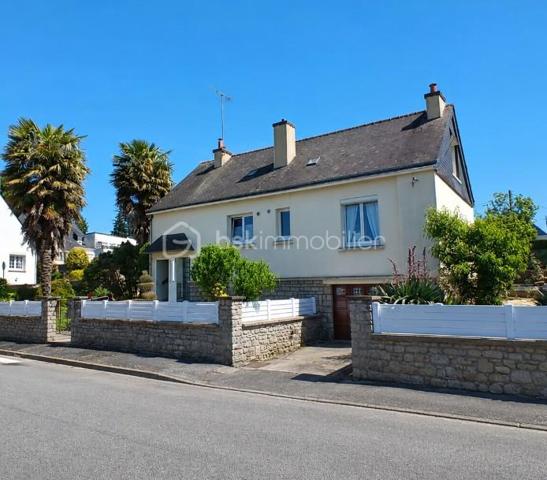 Située dans un quartier recherché de Pontivy, cette maison familiale offre de belles possibilités d'aménagement pour ceux qui souhaitent créer un intérieur à leur image.

Le rez-de-chaussée se compose d'une pièce de vie lumineuse, d'une cuisine indépendante, de deux chambres, d'une salle d'eau ainsi que d'un WC séparé, offrant un confort de vie au quotidien.
À l'étage, vous découvrirez deux chambres supplémentaires, un WC avec lave-mains ainsi qu'un grenier pouvant répondre à différents besoins de rangement ou d'aménagement selon vos projets.
La maison bénéficie également d'un sous-sol et d'un terrain d'environ 430 m².

Côté équipements :
✔ chauffage central au gaz de ville
✔ double vitrage 
✔ toiture en ardoises naturelles

Les amateurs du charme de l'ancien apprécieront la présence de véritables parquets, apportant chaleur, authenticité et caractère à la maison.
Des travaux de rafraîchissement sont à prévoir, mais ils permettront de moderniser les espaces et de créer un intérieur à votre image.

✨ Afin de faciliter votre projection, des visuels d'aménagement et de décoration sont proposés pour vous permettre d'imaginer le potentiel du bien après rénovation.

📍 À proximité des commodités, écoles et services, cette maison constitue une belle opportunité pour une famille ou pour toute personne recherchant une habitation avec chambre et salle d'eau au rez-de-chaussée.

📞 Contactez-moi pour organiser une visite et découvrir toutes les possibilités qu'offre cette maison.