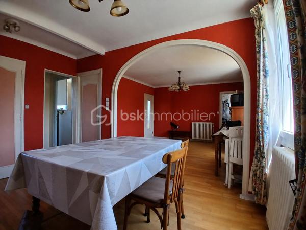 Située dans un quartier recherché de Pontivy, cette maison familiale offre de belles possibilités d'aménagement pour ceux qui souhaitent créer un intérieur à leur image.

Le rez-de-chaussée se compose d'une pièce de vie lumineuse, d'une cuisine indépendante, de deux chambres, d'une salle d'eau ainsi que d'un WC séparé, offrant un confort de vie au quotidien.
À l'étage, vous découvrirez deux chambres supplémentaires, un WC avec lave-mains ainsi qu'un grenier pouvant répondre à différents besoins de rangement ou d'aménagement selon vos projets.
La maison bénéficie également d'un sous-sol et d'un terrain d'environ 430 m².

Côté équipements :
✔ chauffage central au gaz de ville
✔ double vitrage 
✔ toiture en ardoises naturelles

Les amateurs du charme de l'ancien apprécieront la présence de véritables parquets, apportant chaleur, authenticité et caractère à la maison.
Des travaux de rafraîchissement sont à prévoir, mais ils permettront de moderniser les espaces et de créer un intérieur à votre image.

✨ Afin de faciliter votre projection, des visuels d'aménagement et de décoration sont proposés pour vous permettre d'imaginer le potentiel du bien après rénovation.

📍 À proximité des commodités, écoles et services, cette maison constitue une belle opportunité pour une famille ou pour toute personne recherchant une habitation avec chambre et salle d'eau au rez-de-chaussée.

📞 Contactez-moi pour organiser une visite et découvrir toutes les possibilités qu'offre cette maison.