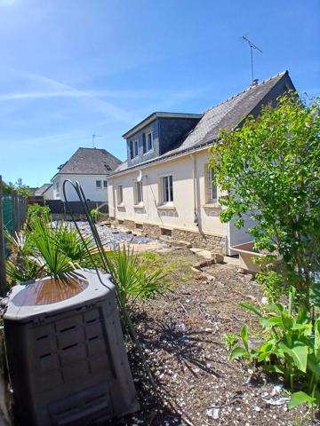 Située dans un quartier recherché de Pontivy, cette maison familiale offre de belles possibilités d'aménagement pour ceux qui souhaitent créer un intérieur à leur image.

Le rez-de-chaussée se compose d'une pièce de vie lumineuse, d'une cuisine indépendante, de deux chambres, d'une salle d'eau ainsi que d'un WC séparé, offrant un confort de vie au quotidien.
À l'étage, vous découvrirez deux chambres supplémentaires, un WC avec lave-mains ainsi qu'un grenier pouvant répondre à différents besoins de rangement ou d'aménagement selon vos projets.
La maison bénéficie également d'un sous-sol et d'un terrain d'environ 430 m².

Côté équipements :
✔ chauffage central au gaz de ville
✔ double vitrage 
✔ toiture en ardoises naturelles

Les amateurs du charme de l'ancien apprécieront la présence de véritables parquets, apportant chaleur, authenticité et caractère à la maison.
Des travaux de rafraîchissement sont à prévoir, mais ils permettront de moderniser les espaces et de créer un intérieur à votre image.

✨ Afin de faciliter votre projection, des visuels d'aménagement et de décoration sont proposés pour vous permettre d'imaginer le potentiel du bien après rénovation.

📍 À proximité des commodités, écoles et services, cette maison constitue une belle opportunité pour une famille ou pour toute personne recherchant une habitation avec chambre et salle d'eau au rez-de-chaussée.

📞 Contactez-moi pour organiser une visite et découvrir toutes les possibilités qu'offre cette maison.
