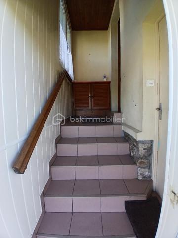 Située dans un quartier recherché de Pontivy, cette maison familiale offre de belles possibilités d'aménagement pour ceux qui souhaitent créer un intérieur à leur image.

Le rez-de-chaussée se compose d'une pièce de vie lumineuse, d'une cuisine indépendante, de deux chambres, d'une salle d'eau ainsi que d'un WC séparé, offrant un confort de vie au quotidien.
À l'étage, vous découvrirez deux chambres supplémentaires, un WC avec lave-mains ainsi qu'un grenier pouvant répondre à différents besoins de rangement ou d'aménagement selon vos projets.
La maison bénéficie également d'un sous-sol et d'un terrain d'environ 430 m².

Côté équipements :
✔ chauffage central au gaz de ville
✔ double vitrage 
✔ toiture en ardoises naturelles

Les amateurs du charme de l'ancien apprécieront la présence de véritables parquets, apportant chaleur, authenticité et caractère à la maison.
Des travaux de rafraîchissement sont à prévoir, mais ils permettront de moderniser les espaces et de créer un intérieur à votre image.

✨ Afin de faciliter votre projection, des visuels d'aménagement et de décoration sont proposés pour vous permettre d'imaginer le potentiel du bien après rénovation.

📍 À proximité des commodités, écoles et services, cette maison constitue une belle opportunité pour une famille ou pour toute personne recherchant une habitation avec chambre et salle d'eau au rez-de-chaussée.

📞 Contactez-moi pour organiser une visite et découvrir toutes les possibilités qu'offre cette maison.