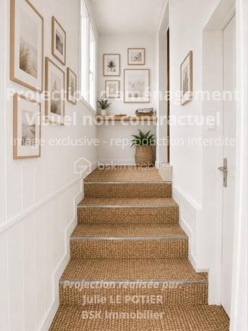Située dans un quartier recherché de Pontivy, cette maison familiale offre de belles possibilités d'aménagement pour ceux qui souhaitent créer un intérieur à leur image.

Le rez-de-chaussée se compose d'une pièce de vie lumineuse, d'une cuisine indépendante, de deux chambres, d'une salle d'eau ainsi que d'un WC séparé, offrant un confort de vie au quotidien.
À l'étage, vous découvrirez deux chambres supplémentaires, un WC avec lave-mains ainsi qu'un grenier pouvant répondre à différents besoins de rangement ou d'aménagement selon vos projets.
La maison bénéficie également d'un sous-sol et d'un terrain d'environ 430 m².

Côté équipements :
✔ chauffage central au gaz de ville
✔ double vitrage 
✔ toiture en ardoises naturelles

Les amateurs du charme de l'ancien apprécieront la présence de véritables parquets, apportant chaleur, authenticité et caractère à la maison.
Des travaux de rafraîchissement sont à prévoir, mais ils permettront de moderniser les espaces et de créer un intérieur à votre image.

✨ Afin de faciliter votre projection, des visuels d'aménagement et de décoration sont proposés pour vous permettre d'imaginer le potentiel du bien après rénovation.

📍 À proximité des commodités, écoles et services, cette maison constitue une belle opportunité pour une famille ou pour toute personne recherchant une habitation avec chambre et salle d'eau au rez-de-chaussée.

📞 Contactez-moi pour organiser une visite et découvrir toutes les possibilités qu'offre cette maison.