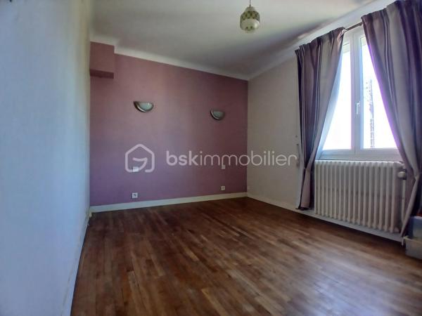 Située dans un quartier recherché de Pontivy, cette maison familiale offre de belles possibilités d'aménagement pour ceux qui souhaitent créer un intérieur à leur image.

Le rez-de-chaussée se compose d'une pièce de vie lumineuse, d'une cuisine indépendante, de deux chambres, d'une salle d'eau ainsi que d'un WC séparé, offrant un confort de vie au quotidien.
À l'étage, vous découvrirez deux chambres supplémentaires, un WC avec lave-mains ainsi qu'un grenier pouvant répondre à différents besoins de rangement ou d'aménagement selon vos projets.
La maison bénéficie également d'un sous-sol et d'un terrain d'environ 430 m².

Côté équipements :
✔ chauffage central au gaz de ville
✔ double vitrage 
✔ toiture en ardoises naturelles

Les amateurs du charme de l'ancien apprécieront la présence de véritables parquets, apportant chaleur, authenticité et caractère à la maison.
Des travaux de rafraîchissement sont à prévoir, mais ils permettront de moderniser les espaces et de créer un intérieur à votre image.

✨ Afin de faciliter votre projection, des visuels d'aménagement et de décoration sont proposés pour vous permettre d'imaginer le potentiel du bien après rénovation.

📍 À proximité des commodités, écoles et services, cette maison constitue une belle opportunité pour une famille ou pour toute personne recherchant une habitation avec chambre et salle d'eau au rez-de-chaussée.

📞 Contactez-moi pour organiser une visite et découvrir toutes les possibilités qu'offre cette maison.