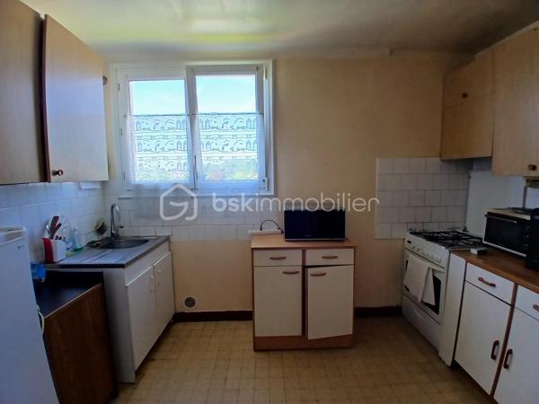 Située dans un quartier recherché de Pontivy, cette maison familiale offre de belles possibilités d'aménagement pour ceux qui souhaitent créer un intérieur à leur image.

Le rez-de-chaussée se compose d'une pièce de vie lumineuse, d'une cuisine indépendante, de deux chambres, d'une salle d'eau ainsi que d'un WC séparé, offrant un confort de vie au quotidien.
À l'étage, vous découvrirez deux chambres supplémentaires, un WC avec lave-mains ainsi qu'un grenier pouvant répondre à différents besoins de rangement ou d'aménagement selon vos projets.
La maison bénéficie également d'un sous-sol et d'un terrain d'environ 430 m².

Côté équipements :
✔ chauffage central au gaz de ville
✔ double vitrage 
✔ toiture en ardoises naturelles

Les amateurs du charme de l'ancien apprécieront la présence de véritables parquets, apportant chaleur, authenticité et caractère à la maison.
Des travaux de rafraîchissement sont à prévoir, mais ils permettront de moderniser les espaces et de créer un intérieur à votre image.

✨ Afin de faciliter votre projection, des visuels d'aménagement et de décoration sont proposés pour vous permettre d'imaginer le potentiel du bien après rénovation.

📍 À proximité des commodités, écoles et services, cette maison constitue une belle opportunité pour une famille ou pour toute personne recherchant une habitation avec chambre et salle d'eau au rez-de-chaussée.

📞 Contactez-moi pour organiser une visite et découvrir toutes les possibilités qu'offre cette maison.