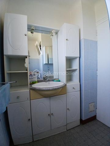 Située dans un quartier recherché de Pontivy, cette maison familiale offre de belles possibilités d'aménagement pour ceux qui souhaitent créer un intérieur à leur image.

Le rez-de-chaussée se compose d'une pièce de vie lumineuse, d'une cuisine indépendante, de deux chambres, d'une salle d'eau ainsi que d'un WC séparé, offrant un confort de vie au quotidien.
À l'étage, vous découvrirez deux chambres supplémentaires, un WC avec lave-mains ainsi qu'un grenier pouvant répondre à différents besoins de rangement ou d'aménagement selon vos projets.
La maison bénéficie également d'un sous-sol et d'un terrain d'environ 430 m².

Côté équipements :
✔ chauffage central au gaz de ville
✔ double vitrage 
✔ toiture en ardoises naturelles

Les amateurs du charme de l'ancien apprécieront la présence de véritables parquets, apportant chaleur, authenticité et caractère à la maison.
Des travaux de rafraîchissement sont à prévoir, mais ils permettront de moderniser les espaces et de créer un intérieur à votre image.

✨ Afin de faciliter votre projection, des visuels d'aménagement et de décoration sont proposés pour vous permettre d'imaginer le potentiel du bien après rénovation.

📍 À proximité des commodités, écoles et services, cette maison constitue une belle opportunité pour une famille ou pour toute personne recherchant une habitation avec chambre et salle d'eau au rez-de-chaussée.

📞 Contactez-moi pour organiser une visite et découvrir toutes les possibilités qu'offre cette maison.