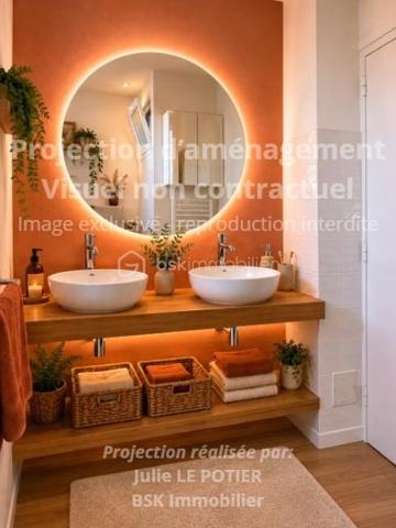 Située dans un quartier recherché de Pontivy, cette maison familiale offre de belles possibilités d'aménagement pour ceux qui souhaitent créer un intérieur à leur image.

Le rez-de-chaussée se compose d'une pièce de vie lumineuse, d'une cuisine indépendante, de deux chambres, d'une salle d'eau ainsi que d'un WC séparé, offrant un confort de vie au quotidien.
À l'étage, vous découvrirez deux chambres supplémentaires, un WC avec lave-mains ainsi qu'un grenier pouvant répondre à différents besoins de rangement ou d'aménagement selon vos projets.
La maison bénéficie également d'un sous-sol et d'un terrain d'environ 430 m².

Côté équipements :
✔ chauffage central au gaz de ville
✔ double vitrage 
✔ toiture en ardoises naturelles

Les amateurs du charme de l'ancien apprécieront la présence de véritables parquets, apportant chaleur, authenticité et caractère à la maison.
Des travaux de rafraîchissement sont à prévoir, mais ils permettront de moderniser les espaces et de créer un intérieur à votre image.

✨ Afin de faciliter votre projection, des visuels d'aménagement et de décoration sont proposés pour vous permettre d'imaginer le potentiel du bien après rénovation.

📍 À proximité des commodités, écoles et services, cette maison constitue une belle opportunité pour une famille ou pour toute personne recherchant une habitation avec chambre et salle d'eau au rez-de-chaussée.

📞 Contactez-moi pour organiser une visite et découvrir toutes les possibilités qu'offre cette maison.