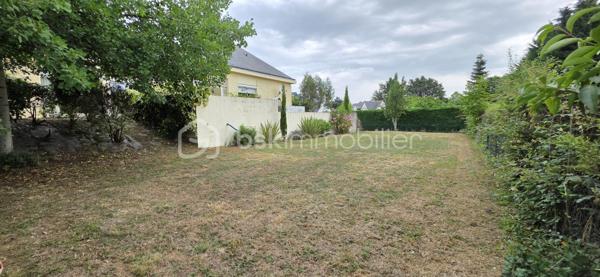 *** MAISON FAMILIALE / TERRAIN CONSTRUCTIBLE  / CALME / SAINT BARTHELEMY D'ANJOU ***

Maison familiale dans un quartier calme de Saint Barthelemy d’Anjou de 260 m² avec vie de plain-pied sur une parcelle de 1280m² et proches des transports et commodités.

La maison se compose au Rdc d'une entrée donnant sur une belle pièce de vie, salon / séjour traversant qui se poursuit sur un jardin clos sans vis à vis arboré avec piscine à rénover.
Une cuisine dinatoire lumineuse donne directement sur la pièce de vie.
Une suite parentale avec salle d’eau ainsi que 4 chambres et une salle de bain supplémentaire complète le RDC pour parfait cette vie de plain-pied.

A l’étage un espace avec 2 chambres et une salle de bain et dressing ainsi qu’une seconde partie composée de 3 chambres, une salle de bain et un espace cuisine pouvant convenir pour une location avec son propre accès indépendant de la maison.

Une belle terrasse exposée sud laissera place à d'agréables moments de convivialité en toute intimités.
La maison possède aussi un garage en sous-sol complet sur la surface totale de la maison pour stationner plusieurs véhicules.

Coté confort, la maison est équipée d'une chaudière à gaz Viessmann.
Travaux de rafraîchissement à prévoir.

Cette maison offre de nombreuses possibilités sur cette grande parcelle de 1280m² entièrement constructibles.
Venez découvrir ce bien, je suis à votre disposition pour tous renseignements et me ferai un plaisir de vous montrer cette charmante maison.

Taxe Foncière 3800€