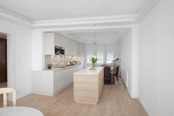 *** MAISON FAMILIALE / TERRAIN CONSTRUCTIBLE  / CALME / SAINT BARTHELEMY D'ANJOU ***

Maison familiale dans un quartier calme de Saint Barthelemy d’Anjou de 260 m² avec vie de plain-pied sur une parcelle de 1280m² et proches des transports et commodités.

La maison se compose au Rdc d'une entrée donnant sur une belle pièce de vie, salon / séjour traversant qui se poursuit sur un jardin clos sans vis à vis arboré avec piscine à rénover.
Une cuisine dinatoire lumineuse donne directement sur la pièce de vie.
Une suite parentale avec salle d’eau ainsi que 4 chambres et une salle de bain supplémentaire complète le RDC pour parfait cette vie de plain-pied.

A l’étage un espace avec 2 chambres et une salle de bain et dressing ainsi qu’une seconde partie composée de 3 chambres, une salle de bain et un espace cuisine pouvant convenir pour une location avec son propre accès indépendant de la maison.

Une belle terrasse exposée sud laissera place à d'agréables moments de convivialité en toute intimités.
La maison possède aussi un garage en sous-sol complet sur la surface totale de la maison pour stationner plusieurs véhicules.

Coté confort, la maison est équipée d'une chaudière à gaz Viessmann.
Travaux de rafraîchissement à prévoir.

Cette maison offre de nombreuses possibilités sur cette grande parcelle de 1280m² entièrement constructibles.
Venez découvrir ce bien, je suis à votre disposition pour tous renseignements et me ferai un plaisir de vous montrer cette charmante maison.

Taxe Foncière 3800€