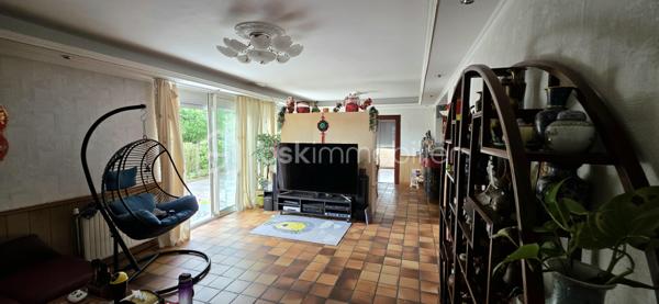 *** MAISON FAMILIALE / TERRAIN CONSTRUCTIBLE  / CALME / SAINT BARTHELEMY D'ANJOU ***

Maison familiale dans un quartier calme de Saint Barthelemy d’Anjou de 260 m² avec vie de plain-pied sur une parcelle de 1280m² et proches des transports et commodités.

La maison se compose au Rdc d'une entrée donnant sur une belle pièce de vie, salon / séjour traversant qui se poursuit sur un jardin clos sans vis à vis arboré avec piscine à rénover.
Une cuisine dinatoire lumineuse donne directement sur la pièce de vie.
Une suite parentale avec salle d’eau ainsi que 4 chambres et une salle de bain supplémentaire complète le RDC pour parfait cette vie de plain-pied.

A l’étage un espace avec 2 chambres et une salle de bain et dressing ainsi qu’une seconde partie composée de 3 chambres, une salle de bain et un espace cuisine pouvant convenir pour une location avec son propre accès indépendant de la maison.

Une belle terrasse exposée sud laissera place à d'agréables moments de convivialité en toute intimités.
La maison possède aussi un garage en sous-sol complet sur la surface totale de la maison pour stationner plusieurs véhicules.

Coté confort, la maison est équipée d'une chaudière à gaz Viessmann.
Travaux de rafraîchissement à prévoir.

Cette maison offre de nombreuses possibilités sur cette grande parcelle de 1280m² entièrement constructibles.
Venez découvrir ce bien, je suis à votre disposition pour tous renseignements et me ferai un plaisir de vous montrer cette charmante maison.

Taxe Foncière 3800€