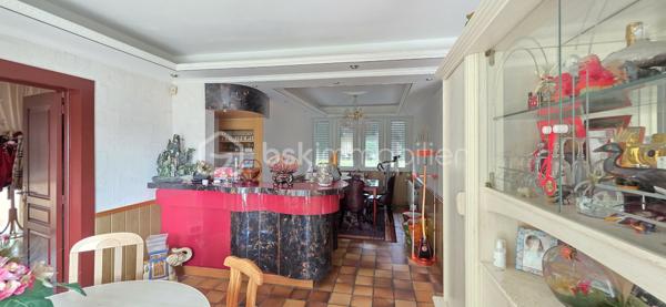 *** MAISON FAMILIALE / TERRAIN CONSTRUCTIBLE  / CALME / SAINT BARTHELEMY D'ANJOU ***

Maison familiale dans un quartier calme de Saint Barthelemy d’Anjou de 260 m² avec vie de plain-pied sur une parcelle de 1280m² et proches des transports et commodités.

La maison se compose au Rdc d'une entrée donnant sur une belle pièce de vie, salon / séjour traversant qui se poursuit sur un jardin clos sans vis à vis arboré avec piscine à rénover.
Une cuisine dinatoire lumineuse donne directement sur la pièce de vie.
Une suite parentale avec salle d’eau ainsi que 4 chambres et une salle de bain supplémentaire complète le RDC pour parfait cette vie de plain-pied.

A l’étage un espace avec 2 chambres et une salle de bain et dressing ainsi qu’une seconde partie composée de 3 chambres, une salle de bain et un espace cuisine pouvant convenir pour une location avec son propre accès indépendant de la maison.

Une belle terrasse exposée sud laissera place à d'agréables moments de convivialité en toute intimités.
La maison possède aussi un garage en sous-sol complet sur la surface totale de la maison pour stationner plusieurs véhicules.

Coté confort, la maison est équipée d'une chaudière à gaz Viessmann.
Travaux de rafraîchissement à prévoir.

Cette maison offre de nombreuses possibilités sur cette grande parcelle de 1280m² entièrement constructibles.
Venez découvrir ce bien, je suis à votre disposition pour tous renseignements et me ferai un plaisir de vous montrer cette charmante maison.

Taxe Foncière 3800€