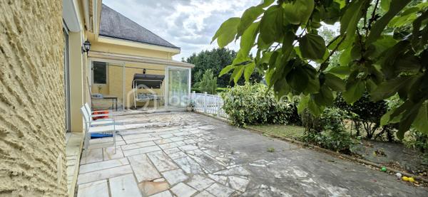 *** MAISON FAMILIALE / TERRAIN CONSTRUCTIBLE  / CALME / SAINT BARTHELEMY D'ANJOU ***

Maison familiale dans un quartier calme de Saint Barthelemy d’Anjou de 260 m² avec vie de plain-pied sur une parcelle de 1280m² et proches des transports et commodités.

La maison se compose au Rdc d'une entrée donnant sur une belle pièce de vie, salon / séjour traversant qui se poursuit sur un jardin clos sans vis à vis arboré avec piscine à rénover.
Une cuisine dinatoire lumineuse donne directement sur la pièce de vie.
Une suite parentale avec salle d’eau ainsi que 4 chambres et une salle de bain supplémentaire complète le RDC pour parfait cette vie de plain-pied.

A l’étage un espace avec 2 chambres et une salle de bain et dressing ainsi qu’une seconde partie composée de 3 chambres, une salle de bain et un espace cuisine pouvant convenir pour une location avec son propre accès indépendant de la maison.

Une belle terrasse exposée sud laissera place à d'agréables moments de convivialité en toute intimités.
La maison possède aussi un garage en sous-sol complet sur la surface totale de la maison pour stationner plusieurs véhicules.

Coté confort, la maison est équipée d'une chaudière à gaz Viessmann.
Travaux de rafraîchissement à prévoir.

Cette maison offre de nombreuses possibilités sur cette grande parcelle de 1280m² entièrement constructibles.
Venez découvrir ce bien, je suis à votre disposition pour tous renseignements et me ferai un plaisir de vous montrer cette charmante maison.

Taxe Foncière 3800€