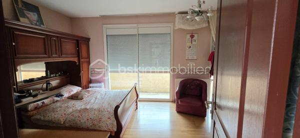 *** MAISON FAMILIALE / TERRAIN CONSTRUCTIBLE  / CALME / SAINT BARTHELEMY D'ANJOU ***

Maison familiale dans un quartier calme de Saint Barthelemy d’Anjou de 260 m² avec vie de plain-pied sur une parcelle de 1280m² et proches des transports et commodités.

La maison se compose au Rdc d'une entrée donnant sur une belle pièce de vie, salon / séjour traversant qui se poursuit sur un jardin clos sans vis à vis arboré avec piscine à rénover.
Une cuisine dinatoire lumineuse donne directement sur la pièce de vie.
Une suite parentale avec salle d’eau ainsi que 4 chambres et une salle de bain supplémentaire complète le RDC pour parfait cette vie de plain-pied.

A l’étage un espace avec 2 chambres et une salle de bain et dressing ainsi qu’une seconde partie composée de 3 chambres, une salle de bain et un espace cuisine pouvant convenir pour une location avec son propre accès indépendant de la maison.

Une belle terrasse exposée sud laissera place à d'agréables moments de convivialité en toute intimités.
La maison possède aussi un garage en sous-sol complet sur la surface totale de la maison pour stationner plusieurs véhicules.

Coté confort, la maison est équipée d'une chaudière à gaz Viessmann.
Travaux de rafraîchissement à prévoir.

Cette maison offre de nombreuses possibilités sur cette grande parcelle de 1280m² entièrement constructibles.
Venez découvrir ce bien, je suis à votre disposition pour tous renseignements et me ferai un plaisir de vous montrer cette charmante maison.

Taxe Foncière 3800€