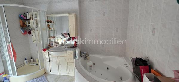 *** MAISON FAMILIALE / TERRAIN CONSTRUCTIBLE  / CALME / SAINT BARTHELEMY D'ANJOU ***

Maison familiale dans un quartier calme de Saint Barthelemy d’Anjou de 260 m² avec vie de plain-pied sur une parcelle de 1280m² et proches des transports et commodités.

La maison se compose au Rdc d'une entrée donnant sur une belle pièce de vie, salon / séjour traversant qui se poursuit sur un jardin clos sans vis à vis arboré avec piscine à rénover.
Une cuisine dinatoire lumineuse donne directement sur la pièce de vie.
Une suite parentale avec salle d’eau ainsi que 4 chambres et une salle de bain supplémentaire complète le RDC pour parfait cette vie de plain-pied.

A l’étage un espace avec 2 chambres et une salle de bain et dressing ainsi qu’une seconde partie composée de 3 chambres, une salle de bain et un espace cuisine pouvant convenir pour une location avec son propre accès indépendant de la maison.

Une belle terrasse exposée sud laissera place à d'agréables moments de convivialité en toute intimités.
La maison possède aussi un garage en sous-sol complet sur la surface totale de la maison pour stationner plusieurs véhicules.

Coté confort, la maison est équipée d'une chaudière à gaz Viessmann.
Travaux de rafraîchissement à prévoir.

Cette maison offre de nombreuses possibilités sur cette grande parcelle de 1280m² entièrement constructibles.
Venez découvrir ce bien, je suis à votre disposition pour tous renseignements et me ferai un plaisir de vous montrer cette charmante maison.

Taxe Foncière 3800€