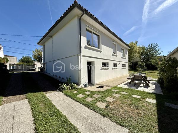 Vous recherchez une maison spacieuse, sans travaux, avec un jardin agréable, tout en restant proche des commodités et des transports ?
Cette maison réunit tous ces critères.

À 10 minutes à pied de la gare de Saintes et à proximité des commerces, venez découvrir cette agréable maison d’environ 140 m² habitables, implantée sur une parcelle de 850 m² entièrement clôturée et arborée.

Située dans un environnement calme, elle vous séduira par ses volumes, sa fonctionnalité et son excellent état général. Aucun travaux à prévoir, vous pourrez vous installer immédiatement et profiter pleinement de votre nouveau lieu de vie.

Répartie sur deux niveaux, elle offre une organisation idéale pour une vie de famille.

Au premier niveau :

Une agréable véranda
Un salon chaleureux de 27 m²
Une cuisine aménagée et équipée
Une salle d’eau
Deux chambres 11 et 15 m²

Au niveau inférieur lumineux :

Une buanderie avec chaudière à condensation frisquet
Une salle de bain et toilettes
Une grande chambre 26 m² vous donne la possibilité de créer une 4 ème chambre
Un agréable salon d’été de 24 m², offrant un espace de vie supplémentaire et convivial donnant accès au jardin
Les ouvrants en aluminium double vitrage et les volets roulants motorisés apportent confort, isolation et facilité d’utilisation au quotidien

UN EXTÉRIEUR AGREABLE 

La maison est implantée sur une parcelle de 850 m² entièrement clos et joliment arboré.
Vous profiterais également d'un garage et d'un portail électrique. 

Vous apprécierez particulièrement le calme des lieux tout en ayant la possibilité de rejoindre facilement les commerces, collège, lycée, sa gare et les commodités à pied.

LES + QUI FONT LA DIFFÉRENCE

Toiture refaite il y a 2 ans
Chaudière à condensation frisquet 5 ans
Parcelle entièrement clôturée et arborée
Aucun travaux à prévoir
Menuiseries aluminium double vitrage
Volets roulants motorisés
Portail électrique
Zone non inondable

Une propriété à découvrir rapidement. Contactez-nous pour organiser votre visite et laissez-vous séduire par son environnement et ses nombreux atouts.