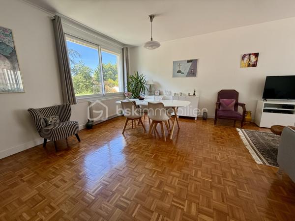Vous recherchez une maison spacieuse, sans travaux, avec un jardin agréable, tout en restant proche des commodités et des transports ?
Cette maison réunit tous ces critères.

À 10 minutes à pied de la gare de Saintes et à proximité des commerces, venez découvrir cette agréable maison d’environ 140 m² habitables, implantée sur une parcelle de 850 m² entièrement clôturée et arborée.

Située dans un environnement calme, elle vous séduira par ses volumes, sa fonctionnalité et son excellent état général. Aucun travaux à prévoir, vous pourrez vous installer immédiatement et profiter pleinement de votre nouveau lieu de vie.

Répartie sur deux niveaux, elle offre une organisation idéale pour une vie de famille.

Au premier niveau :

Une agréable véranda
Un salon chaleureux de 27 m²
Une cuisine aménagée et équipée
Une salle d’eau
Deux chambres 11 et 15 m²

Au niveau inférieur lumineux :

Une buanderie avec chaudière à condensation frisquet
Une salle de bain et toilettes
Une grande chambre 26 m² vous donne la possibilité de créer une 4 ème chambre
Un agréable salon d’été de 24 m², offrant un espace de vie supplémentaire et convivial donnant accès au jardin
Les ouvrants en aluminium double vitrage et les volets roulants motorisés apportent confort, isolation et facilité d’utilisation au quotidien

UN EXTÉRIEUR AGREABLE 

La maison est implantée sur une parcelle de 850 m² entièrement clos et joliment arboré.
Vous profiterais également d'un garage et d'un portail électrique. 

Vous apprécierez particulièrement le calme des lieux tout en ayant la possibilité de rejoindre facilement les commerces, collège, lycée, sa gare et les commodités à pied.

LES + QUI FONT LA DIFFÉRENCE

Toiture refaite il y a 2 ans
Chaudière à condensation frisquet 5 ans
Parcelle entièrement clôturée et arborée
Aucun travaux à prévoir
Menuiseries aluminium double vitrage
Volets roulants motorisés
Portail électrique
Zone non inondable

Une propriété à découvrir rapidement. Contactez-nous pour organiser votre visite et laissez-vous séduire par son environnement et ses nombreux atouts.