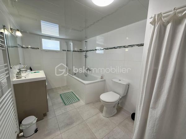 Vous recherchez une maison spacieuse, sans travaux, avec un jardin agréable, tout en restant proche des commodités et des transports ?
Cette maison réunit tous ces critères.

À 10 minutes à pied de la gare de Saintes et à proximité des commerces, venez découvrir cette agréable maison d’environ 140 m² habitables, implantée sur une parcelle de 850 m² entièrement clôturée et arborée.

Située dans un environnement calme, elle vous séduira par ses volumes, sa fonctionnalité et son excellent état général. Aucun travaux à prévoir, vous pourrez vous installer immédiatement et profiter pleinement de votre nouveau lieu de vie.

Répartie sur deux niveaux, elle offre une organisation idéale pour une vie de famille.

Au premier niveau :

Une agréable véranda
Un salon chaleureux de 27 m²
Une cuisine aménagée et équipée
Une salle d’eau
Deux chambres 11 et 15 m²

Au niveau inférieur lumineux :

Une buanderie avec chaudière à condensation frisquet
Une salle de bain et toilettes
Une grande chambre 26 m² vous donne la possibilité de créer une 4 ème chambre
Un agréable salon d’été de 24 m², offrant un espace de vie supplémentaire et convivial donnant accès au jardin
Les ouvrants en aluminium double vitrage et les volets roulants motorisés apportent confort, isolation et facilité d’utilisation au quotidien

UN EXTÉRIEUR AGREABLE 

La maison est implantée sur une parcelle de 850 m² entièrement clos et joliment arboré.
Vous profiterais également d'un garage et d'un portail électrique. 

Vous apprécierez particulièrement le calme des lieux tout en ayant la possibilité de rejoindre facilement les commerces, collège, lycée, sa gare et les commodités à pied.

LES + QUI FONT LA DIFFÉRENCE

Toiture refaite il y a 2 ans
Chaudière à condensation frisquet 5 ans
Parcelle entièrement clôturée et arborée
Aucun travaux à prévoir
Menuiseries aluminium double vitrage
Volets roulants motorisés
Portail électrique
Zone non inondable

Une propriété à découvrir rapidement. Contactez-nous pour organiser votre visite et laissez-vous séduire par son environnement et ses nombreux atouts.