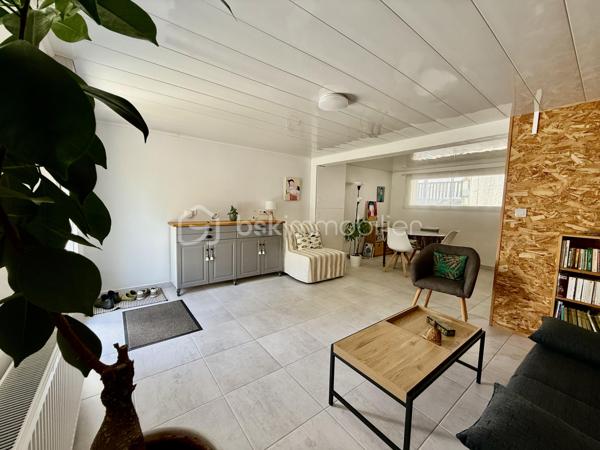 Vous recherchez une maison spacieuse, sans travaux, avec un jardin agréable, tout en restant proche des commodités et des transports ?
Cette maison réunit tous ces critères.

À 10 minutes à pied de la gare de Saintes et à proximité des commerces, venez découvrir cette agréable maison d’environ 140 m² habitables, implantée sur une parcelle de 850 m² entièrement clôturée et arborée.

Située dans un environnement calme, elle vous séduira par ses volumes, sa fonctionnalité et son excellent état général. Aucun travaux à prévoir, vous pourrez vous installer immédiatement et profiter pleinement de votre nouveau lieu de vie.

Répartie sur deux niveaux, elle offre une organisation idéale pour une vie de famille.

Au premier niveau :

Une agréable véranda
Un salon chaleureux de 27 m²
Une cuisine aménagée et équipée
Une salle d’eau
Deux chambres 11 et 15 m²

Au niveau inférieur lumineux :

Une buanderie avec chaudière à condensation frisquet
Une salle de bain et toilettes
Une grande chambre 26 m² vous donne la possibilité de créer une 4 ème chambre
Un agréable salon d’été de 24 m², offrant un espace de vie supplémentaire et convivial donnant accès au jardin
Les ouvrants en aluminium double vitrage et les volets roulants motorisés apportent confort, isolation et facilité d’utilisation au quotidien

UN EXTÉRIEUR AGREABLE 

La maison est implantée sur une parcelle de 850 m² entièrement clos et joliment arboré.
Vous profiterais également d'un garage et d'un portail électrique. 

Vous apprécierez particulièrement le calme des lieux tout en ayant la possibilité de rejoindre facilement les commerces, collège, lycée, sa gare et les commodités à pied.

LES + QUI FONT LA DIFFÉRENCE

Toiture refaite il y a 2 ans
Chaudière à condensation frisquet 5 ans
Parcelle entièrement clôturée et arborée
Aucun travaux à prévoir
Menuiseries aluminium double vitrage
Volets roulants motorisés
Portail électrique
Zone non inondable

Une propriété à découvrir rapidement. Contactez-nous pour organiser votre visite et laissez-vous séduire par son environnement et ses nombreux atouts.