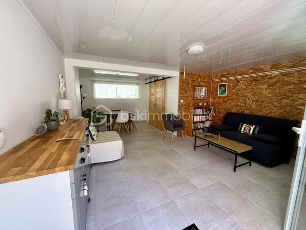 Vous recherchez une maison spacieuse, sans travaux, avec un jardin agréable, tout en restant proche des commodités et des transports ?
Cette maison réunit tous ces critères.

À 10 minutes à pied de la gare de Saintes et à proximité des commerces, venez découvrir cette agréable maison d’environ 140 m² habitables, implantée sur une parcelle de 850 m² entièrement clôturée et arborée.

Située dans un environnement calme, elle vous séduira par ses volumes, sa fonctionnalité et son excellent état général. Aucun travaux à prévoir, vous pourrez vous installer immédiatement et profiter pleinement de votre nouveau lieu de vie.

Répartie sur deux niveaux, elle offre une organisation idéale pour une vie de famille.

Au premier niveau :

Une agréable véranda
Un salon chaleureux de 27 m²
Une cuisine aménagée et équipée
Une salle d’eau
Deux chambres 11 et 15 m²

Au niveau inférieur lumineux :

Une buanderie avec chaudière à condensation frisquet
Une salle de bain et toilettes
Une grande chambre 26 m² vous donne la possibilité de créer une 4 ème chambre
Un agréable salon d’été de 24 m², offrant un espace de vie supplémentaire et convivial donnant accès au jardin
Les ouvrants en aluminium double vitrage et les volets roulants motorisés apportent confort, isolation et facilité d’utilisation au quotidien

UN EXTÉRIEUR AGREABLE 

La maison est implantée sur une parcelle de 850 m² entièrement clos et joliment arboré.
Vous profiterais également d'un garage et d'un portail électrique. 

Vous apprécierez particulièrement le calme des lieux tout en ayant la possibilité de rejoindre facilement les commerces, collège, lycée, sa gare et les commodités à pied.

LES + QUI FONT LA DIFFÉRENCE

Toiture refaite il y a 2 ans
Chaudière à condensation frisquet 5 ans
Parcelle entièrement clôturée et arborée
Aucun travaux à prévoir
Menuiseries aluminium double vitrage
Volets roulants motorisés
Portail électrique
Zone non inondable

Une propriété à découvrir rapidement. Contactez-nous pour organiser votre visite et laissez-vous séduire par son environnement et ses nombreux atouts.