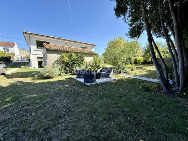 Vous recherchez une maison spacieuse, sans travaux, avec un jardin agréable, tout en restant proche des commodités et des transports ?
Cette maison réunit tous ces critères.

À 10 minutes à pied de la gare de Saintes et à proximité des commerces, venez découvrir cette agréable maison d’environ 140 m² habitables, implantée sur une parcelle de 850 m² entièrement clôturée et arborée.

Située dans un environnement calme, elle vous séduira par ses volumes, sa fonctionnalité et son excellent état général. Aucun travaux à prévoir, vous pourrez vous installer immédiatement et profiter pleinement de votre nouveau lieu de vie.

Répartie sur deux niveaux, elle offre une organisation idéale pour une vie de famille.

Au premier niveau :

Une agréable véranda
Un salon chaleureux de 27 m²
Une cuisine aménagée et équipée
Une salle d’eau
Deux chambres 11 et 15 m²

Au niveau inférieur lumineux :

Une buanderie avec chaudière à condensation frisquet
Une salle de bain et toilettes
Une grande chambre 26 m² vous donne la possibilité de créer une 4 ème chambre
Un agréable salon d’été de 24 m², offrant un espace de vie supplémentaire et convivial donnant accès au jardin
Les ouvrants en aluminium double vitrage et les volets roulants motorisés apportent confort, isolation et facilité d’utilisation au quotidien

UN EXTÉRIEUR AGREABLE 

La maison est implantée sur une parcelle de 850 m² entièrement clos et joliment arboré.
Vous profiterais également d'un garage et d'un portail électrique. 

Vous apprécierez particulièrement le calme des lieux tout en ayant la possibilité de rejoindre facilement les commerces, collège, lycée, sa gare et les commodités à pied.

LES + QUI FONT LA DIFFÉRENCE

Toiture refaite il y a 2 ans
Chaudière à condensation frisquet 5 ans
Parcelle entièrement clôturée et arborée
Aucun travaux à prévoir
Menuiseries aluminium double vitrage
Volets roulants motorisés
Portail électrique
Zone non inondable

Une propriété à découvrir rapidement. Contactez-nous pour organiser votre visite et laissez-vous séduire par son environnement et ses nombreux atouts.