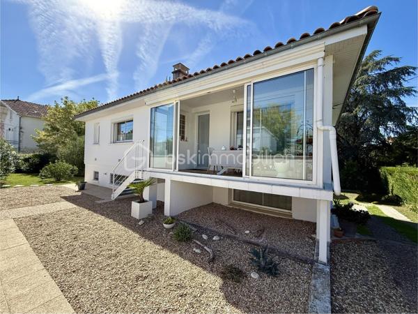 Vous recherchez une maison spacieuse, sans travaux, avec un jardin agréable, tout en restant proche des commodités et des transports ?
Cette maison réunit tous ces critères.

À 10 minutes à pied de la gare de Saintes et à proximité des commerces, venez découvrir cette agréable maison d’environ 140 m² habitables, implantée sur une parcelle de 850 m² entièrement clôturée et arborée.

Située dans un environnement calme, elle vous séduira par ses volumes, sa fonctionnalité et son excellent état général. Aucun travaux à prévoir, vous pourrez vous installer immédiatement et profiter pleinement de votre nouveau lieu de vie.

Répartie sur deux niveaux, elle offre une organisation idéale pour une vie de famille.

Au premier niveau :

Une agréable véranda
Un salon chaleureux de 27 m²
Une cuisine aménagée et équipée
Une salle d’eau
Deux chambres 11 et 15 m²

Au niveau inférieur lumineux :

Une buanderie avec chaudière à condensation frisquet
Une salle de bain et toilettes
Une grande chambre 26 m² vous donne la possibilité de créer une 4 ème chambre
Un agréable salon d’été de 24 m², offrant un espace de vie supplémentaire et convivial donnant accès au jardin
Les ouvrants en aluminium double vitrage et les volets roulants motorisés apportent confort, isolation et facilité d’utilisation au quotidien

UN EXTÉRIEUR AGREABLE 

La maison est implantée sur une parcelle de 850 m² entièrement clos et joliment arboré.
Vous profiterais également d'un garage et d'un portail électrique. 

Vous apprécierez particulièrement le calme des lieux tout en ayant la possibilité de rejoindre facilement les commerces, collège, lycée, sa gare et les commodités à pied.

LES + QUI FONT LA DIFFÉRENCE

Toiture refaite il y a 2 ans
Chaudière à condensation frisquet 5 ans
Parcelle entièrement clôturée et arborée
Aucun travaux à prévoir
Menuiseries aluminium double vitrage
Volets roulants motorisés
Portail électrique
Zone non inondable

Une propriété à découvrir rapidement. Contactez-nous pour organiser votre visite et laissez-vous séduire par son environnement et ses nombreux atouts.