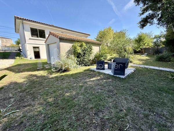 Vous recherchez une maison spacieuse, sans travaux, avec un jardin agréable, tout en restant proche des commodités et des transports ?
Cette maison réunit tous ces critères.

À 10 minutes à pied de la gare de Saintes et à proximité des commerces, venez découvrir cette agréable maison d’environ 140 m² habitables, implantée sur une parcelle de 850 m² entièrement clôturée et arborée.

Située dans un environnement calme, elle vous séduira par ses volumes, sa fonctionnalité et son excellent état général. Aucun travaux à prévoir, vous pourrez vous installer immédiatement et profiter pleinement de votre nouveau lieu de vie.

Répartie sur deux niveaux, elle offre une organisation idéale pour une vie de famille.

Au premier niveau :

Une agréable véranda
Un salon chaleureux de 27 m²
Une cuisine aménagée et équipée
Une salle d’eau
Deux chambres 11 et 15 m²

Au niveau inférieur lumineux :

Une buanderie avec chaudière à condensation frisquet
Une salle de bain et toilettes
Une grande chambre 26 m² vous donne la possibilité de créer une 4 ème chambre
Un agréable salon d’été de 24 m², offrant un espace de vie supplémentaire et convivial donnant accès au jardin
Les ouvrants en aluminium double vitrage et les volets roulants motorisés apportent confort, isolation et facilité d’utilisation au quotidien

UN EXTÉRIEUR AGREABLE 

La maison est implantée sur une parcelle de 850 m² entièrement clos et joliment arboré.
Vous profiterais également d'un garage et d'un portail électrique. 

Vous apprécierez particulièrement le calme des lieux tout en ayant la possibilité de rejoindre facilement les commerces, collège, lycée, sa gare et les commodités à pied.

LES + QUI FONT LA DIFFÉRENCE

Toiture refaite il y a 2 ans
Chaudière à condensation frisquet 5 ans
Parcelle entièrement clôturée et arborée
Aucun travaux à prévoir
Menuiseries aluminium double vitrage
Volets roulants motorisés
Portail électrique
Zone non inondable

Une propriété à découvrir rapidement. Contactez-nous pour organiser votre visite et laissez-vous séduire par son environnement et ses nombreux atouts.
