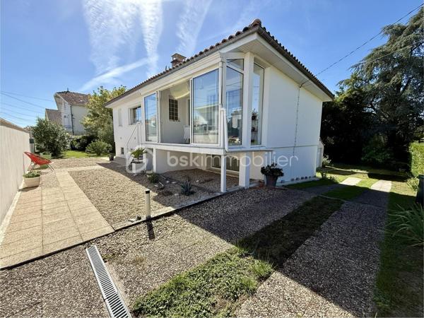 Vous recherchez une maison spacieuse, sans travaux, avec un jardin agréable, tout en restant proche des commodités et des transports ?
Cette maison réunit tous ces critères.

À 10 minutes à pied de la gare de Saintes et à proximité des commerces, venez découvrir cette agréable maison d’environ 140 m² habitables, implantée sur une parcelle de 850 m² entièrement clôturée et arborée.

Située dans un environnement calme, elle vous séduira par ses volumes, sa fonctionnalité et son excellent état général. Aucun travaux à prévoir, vous pourrez vous installer immédiatement et profiter pleinement de votre nouveau lieu de vie.

Répartie sur deux niveaux, elle offre une organisation idéale pour une vie de famille.

Au premier niveau :

Une agréable véranda
Un salon chaleureux de 27 m²
Une cuisine aménagée et équipée
Une salle d’eau
Deux chambres 11 et 15 m²

Au niveau inférieur lumineux :

Une buanderie avec chaudière à condensation frisquet
Une salle de bain et toilettes
Une grande chambre 26 m² vous donne la possibilité de créer une 4 ème chambre
Un agréable salon d’été de 24 m², offrant un espace de vie supplémentaire et convivial donnant accès au jardin
Les ouvrants en aluminium double vitrage et les volets roulants motorisés apportent confort, isolation et facilité d’utilisation au quotidien

UN EXTÉRIEUR AGREABLE 

La maison est implantée sur une parcelle de 850 m² entièrement clos et joliment arboré.
Vous profiterais également d'un garage et d'un portail électrique. 

Vous apprécierez particulièrement le calme des lieux tout en ayant la possibilité de rejoindre facilement les commerces, collège, lycée, sa gare et les commodités à pied.

LES + QUI FONT LA DIFFÉRENCE

Toiture refaite il y a 2 ans
Chaudière à condensation frisquet 5 ans
Parcelle entièrement clôturée et arborée
Aucun travaux à prévoir
Menuiseries aluminium double vitrage
Volets roulants motorisés
Portail électrique
Zone non inondable

Une propriété à découvrir rapidement. Contactez-nous pour organiser votre visite et laissez-vous séduire par son environnement et ses nombreux atouts.
