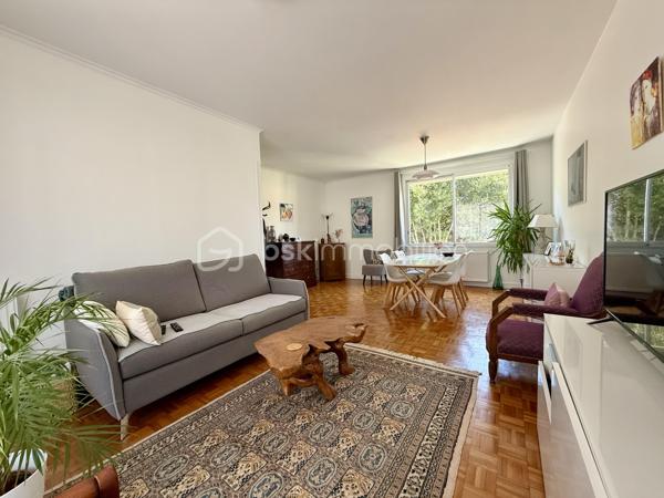 Vous recherchez une maison spacieuse, sans travaux, avec un jardin agréable, tout en restant proche des commodités et des transports ?
Cette maison réunit tous ces critères.

À 10 minutes à pied de la gare de Saintes et à proximité des commerces, venez découvrir cette agréable maison d’environ 140 m² habitables, implantée sur une parcelle de 850 m² entièrement clôturée et arborée.

Située dans un environnement calme, elle vous séduira par ses volumes, sa fonctionnalité et son excellent état général. Aucun travaux à prévoir, vous pourrez vous installer immédiatement et profiter pleinement de votre nouveau lieu de vie.

Répartie sur deux niveaux, elle offre une organisation idéale pour une vie de famille.

Au premier niveau :

Une agréable véranda
Un salon chaleureux de 27 m²
Une cuisine aménagée et équipée
Une salle d’eau
Deux chambres 11 et 15 m²

Au niveau inférieur lumineux :

Une buanderie avec chaudière à condensation frisquet
Une salle de bain et toilettes
Une grande chambre 26 m² vous donne la possibilité de créer une 4 ème chambre
Un agréable salon d’été de 24 m², offrant un espace de vie supplémentaire et convivial donnant accès au jardin
Les ouvrants en aluminium double vitrage et les volets roulants motorisés apportent confort, isolation et facilité d’utilisation au quotidien

UN EXTÉRIEUR AGREABLE 

La maison est implantée sur une parcelle de 850 m² entièrement clos et joliment arboré.
Vous profiterais également d'un garage et d'un portail électrique. 

Vous apprécierez particulièrement le calme des lieux tout en ayant la possibilité de rejoindre facilement les commerces, collège, lycée, sa gare et les commodités à pied.

LES + QUI FONT LA DIFFÉRENCE

Toiture refaite il y a 2 ans
Chaudière à condensation frisquet 5 ans
Parcelle entièrement clôturée et arborée
Aucun travaux à prévoir
Menuiseries aluminium double vitrage
Volets roulants motorisés
Portail électrique
Zone non inondable

Une propriété à découvrir rapidement. Contactez-nous pour organiser votre visite et laissez-vous séduire par son environnement et ses nombreux atouts.