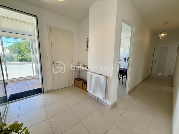 Vous recherchez une maison spacieuse, sans travaux, avec un jardin agréable, tout en restant proche des commodités et des transports ?
Cette maison réunit tous ces critères.

À 10 minutes à pied de la gare de Saintes et à proximité des commerces, venez découvrir cette agréable maison d’environ 140 m² habitables, implantée sur une parcelle de 850 m² entièrement clôturée et arborée.

Située dans un environnement calme, elle vous séduira par ses volumes, sa fonctionnalité et son excellent état général. Aucun travaux à prévoir, vous pourrez vous installer immédiatement et profiter pleinement de votre nouveau lieu de vie.

Répartie sur deux niveaux, elle offre une organisation idéale pour une vie de famille.

Au premier niveau :

Une agréable véranda
Un salon chaleureux de 27 m²
Une cuisine aménagée et équipée
Une salle d’eau
Deux chambres 11 et 15 m²

Au niveau inférieur lumineux :

Une buanderie avec chaudière à condensation frisquet
Une salle de bain et toilettes
Une grande chambre 26 m² vous donne la possibilité de créer une 4 ème chambre
Un agréable salon d’été de 24 m², offrant un espace de vie supplémentaire et convivial donnant accès au jardin
Les ouvrants en aluminium double vitrage et les volets roulants motorisés apportent confort, isolation et facilité d’utilisation au quotidien

UN EXTÉRIEUR AGREABLE 

La maison est implantée sur une parcelle de 850 m² entièrement clos et joliment arboré.
Vous profiterais également d'un garage et d'un portail électrique. 

Vous apprécierez particulièrement le calme des lieux tout en ayant la possibilité de rejoindre facilement les commerces, collège, lycée, sa gare et les commodités à pied.

LES + QUI FONT LA DIFFÉRENCE

Toiture refaite il y a 2 ans
Chaudière à condensation frisquet 5 ans
Parcelle entièrement clôturée et arborée
Aucun travaux à prévoir
Menuiseries aluminium double vitrage
Volets roulants motorisés
Portail électrique
Zone non inondable

Une propriété à découvrir rapidement. Contactez-nous pour organiser votre visite et laissez-vous séduire par son environnement et ses nombreux atouts.