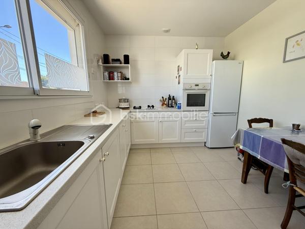 Vous recherchez une maison spacieuse, sans travaux, avec un jardin agréable, tout en restant proche des commodités et des transports ?
Cette maison réunit tous ces critères.

À 10 minutes à pied de la gare de Saintes et à proximité des commerces, venez découvrir cette agréable maison d’environ 140 m² habitables, implantée sur une parcelle de 850 m² entièrement clôturée et arborée.

Située dans un environnement calme, elle vous séduira par ses volumes, sa fonctionnalité et son excellent état général. Aucun travaux à prévoir, vous pourrez vous installer immédiatement et profiter pleinement de votre nouveau lieu de vie.

Répartie sur deux niveaux, elle offre une organisation idéale pour une vie de famille.

Au premier niveau :

Une agréable véranda
Un salon chaleureux de 27 m²
Une cuisine aménagée et équipée
Une salle d’eau
Deux chambres 11 et 15 m²

Au niveau inférieur lumineux :

Une buanderie avec chaudière à condensation frisquet
Une salle de bain et toilettes
Une grande chambre 26 m² vous donne la possibilité de créer une 4 ème chambre
Un agréable salon d’été de 24 m², offrant un espace de vie supplémentaire et convivial donnant accès au jardin
Les ouvrants en aluminium double vitrage et les volets roulants motorisés apportent confort, isolation et facilité d’utilisation au quotidien

UN EXTÉRIEUR AGREABLE 

La maison est implantée sur une parcelle de 850 m² entièrement clos et joliment arboré.
Vous profiterais également d'un garage et d'un portail électrique. 

Vous apprécierez particulièrement le calme des lieux tout en ayant la possibilité de rejoindre facilement les commerces, collège, lycée, sa gare et les commodités à pied.

LES + QUI FONT LA DIFFÉRENCE

Toiture refaite il y a 2 ans
Chaudière à condensation frisquet 5 ans
Parcelle entièrement clôturée et arborée
Aucun travaux à prévoir
Menuiseries aluminium double vitrage
Volets roulants motorisés
Portail électrique
Zone non inondable

Une propriété à découvrir rapidement. Contactez-nous pour organiser votre visite et laissez-vous séduire par son environnement et ses nombreux atouts.