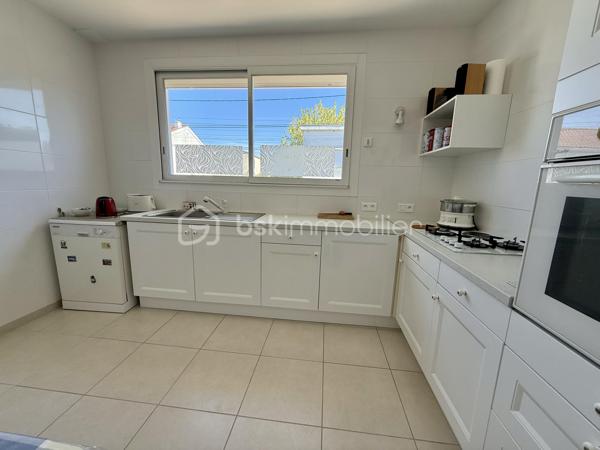 Vous recherchez une maison spacieuse, sans travaux, avec un jardin agréable, tout en restant proche des commodités et des transports ?
Cette maison réunit tous ces critères.

À 10 minutes à pied de la gare de Saintes et à proximité des commerces, venez découvrir cette agréable maison d’environ 140 m² habitables, implantée sur une parcelle de 850 m² entièrement clôturée et arborée.

Située dans un environnement calme, elle vous séduira par ses volumes, sa fonctionnalité et son excellent état général. Aucun travaux à prévoir, vous pourrez vous installer immédiatement et profiter pleinement de votre nouveau lieu de vie.

Répartie sur deux niveaux, elle offre une organisation idéale pour une vie de famille.

Au premier niveau :

Une agréable véranda
Un salon chaleureux de 27 m²
Une cuisine aménagée et équipée
Une salle d’eau
Deux chambres 11 et 15 m²

Au niveau inférieur lumineux :

Une buanderie avec chaudière à condensation frisquet
Une salle de bain et toilettes
Une grande chambre 26 m² vous donne la possibilité de créer une 4 ème chambre
Un agréable salon d’été de 24 m², offrant un espace de vie supplémentaire et convivial donnant accès au jardin
Les ouvrants en aluminium double vitrage et les volets roulants motorisés apportent confort, isolation et facilité d’utilisation au quotidien

UN EXTÉRIEUR AGREABLE 

La maison est implantée sur une parcelle de 850 m² entièrement clos et joliment arboré.
Vous profiterais également d'un garage et d'un portail électrique. 

Vous apprécierez particulièrement le calme des lieux tout en ayant la possibilité de rejoindre facilement les commerces, collège, lycée, sa gare et les commodités à pied.

LES + QUI FONT LA DIFFÉRENCE

Toiture refaite il y a 2 ans
Chaudière à condensation frisquet 5 ans
Parcelle entièrement clôturée et arborée
Aucun travaux à prévoir
Menuiseries aluminium double vitrage
Volets roulants motorisés
Portail électrique
Zone non inondable

Une propriété à découvrir rapidement. Contactez-nous pour organiser votre visite et laissez-vous séduire par son environnement et ses nombreux atouts.