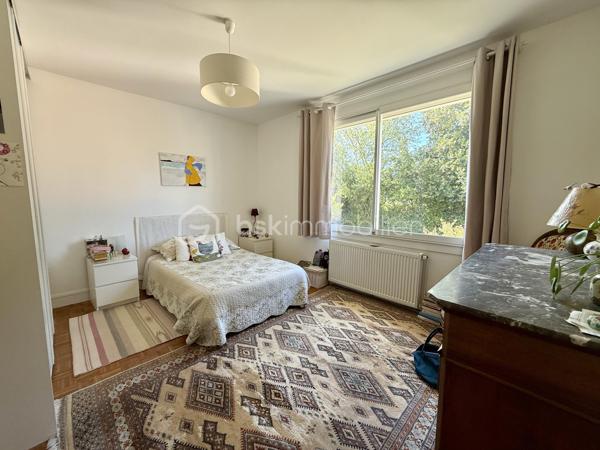 Vous recherchez une maison spacieuse, sans travaux, avec un jardin agréable, tout en restant proche des commodités et des transports ?
Cette maison réunit tous ces critères.

À 10 minutes à pied de la gare de Saintes et à proximité des commerces, venez découvrir cette agréable maison d’environ 140 m² habitables, implantée sur une parcelle de 850 m² entièrement clôturée et arborée.

Située dans un environnement calme, elle vous séduira par ses volumes, sa fonctionnalité et son excellent état général. Aucun travaux à prévoir, vous pourrez vous installer immédiatement et profiter pleinement de votre nouveau lieu de vie.

Répartie sur deux niveaux, elle offre une organisation idéale pour une vie de famille.

Au premier niveau :

Une agréable véranda
Un salon chaleureux de 27 m²
Une cuisine aménagée et équipée
Une salle d’eau
Deux chambres 11 et 15 m²

Au niveau inférieur lumineux :

Une buanderie avec chaudière à condensation frisquet
Une salle de bain et toilettes
Une grande chambre 26 m² vous donne la possibilité de créer une 4 ème chambre
Un agréable salon d’été de 24 m², offrant un espace de vie supplémentaire et convivial donnant accès au jardin
Les ouvrants en aluminium double vitrage et les volets roulants motorisés apportent confort, isolation et facilité d’utilisation au quotidien

UN EXTÉRIEUR AGREABLE 

La maison est implantée sur une parcelle de 850 m² entièrement clos et joliment arboré.
Vous profiterais également d'un garage et d'un portail électrique. 

Vous apprécierez particulièrement le calme des lieux tout en ayant la possibilité de rejoindre facilement les commerces, collège, lycée, sa gare et les commodités à pied.

LES + QUI FONT LA DIFFÉRENCE

Toiture refaite il y a 2 ans
Chaudière à condensation frisquet 5 ans
Parcelle entièrement clôturée et arborée
Aucun travaux à prévoir
Menuiseries aluminium double vitrage
Volets roulants motorisés
Portail électrique
Zone non inondable

Une propriété à découvrir rapidement. Contactez-nous pour organiser votre visite et laissez-vous séduire par son environnement et ses nombreux atouts.