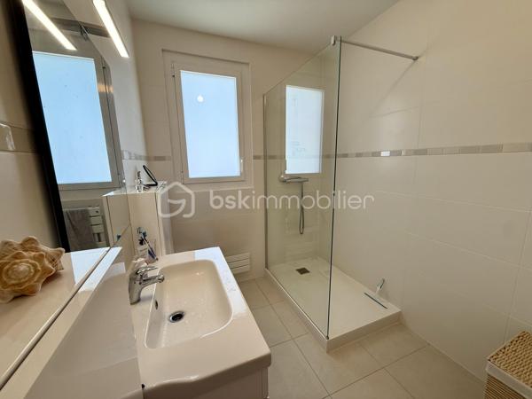 Vous recherchez une maison spacieuse, sans travaux, avec un jardin agréable, tout en restant proche des commodités et des transports ?
Cette maison réunit tous ces critères.

À 10 minutes à pied de la gare de Saintes et à proximité des commerces, venez découvrir cette agréable maison d’environ 140 m² habitables, implantée sur une parcelle de 850 m² entièrement clôturée et arborée.

Située dans un environnement calme, elle vous séduira par ses volumes, sa fonctionnalité et son excellent état général. Aucun travaux à prévoir, vous pourrez vous installer immédiatement et profiter pleinement de votre nouveau lieu de vie.

Répartie sur deux niveaux, elle offre une organisation idéale pour une vie de famille.

Au premier niveau :

Une agréable véranda
Un salon chaleureux de 27 m²
Une cuisine aménagée et équipée
Une salle d’eau
Deux chambres 11 et 15 m²

Au niveau inférieur lumineux :

Une buanderie avec chaudière à condensation frisquet
Une salle de bain et toilettes
Une grande chambre 26 m² vous donne la possibilité de créer une 4 ème chambre
Un agréable salon d’été de 24 m², offrant un espace de vie supplémentaire et convivial donnant accès au jardin
Les ouvrants en aluminium double vitrage et les volets roulants motorisés apportent confort, isolation et facilité d’utilisation au quotidien

UN EXTÉRIEUR AGREABLE 

La maison est implantée sur une parcelle de 850 m² entièrement clos et joliment arboré.
Vous profiterais également d'un garage et d'un portail électrique. 

Vous apprécierez particulièrement le calme des lieux tout en ayant la possibilité de rejoindre facilement les commerces, collège, lycée, sa gare et les commodités à pied.

LES + QUI FONT LA DIFFÉRENCE

Toiture refaite il y a 2 ans
Chaudière à condensation frisquet 5 ans
Parcelle entièrement clôturée et arborée
Aucun travaux à prévoir
Menuiseries aluminium double vitrage
Volets roulants motorisés
Portail électrique
Zone non inondable

Une propriété à découvrir rapidement. Contactez-nous pour organiser votre visite et laissez-vous séduire par son environnement et ses nombreux atouts.