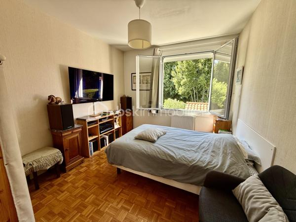 Vous recherchez une maison spacieuse, sans travaux, avec un jardin agréable, tout en restant proche des commodités et des transports ?
Cette maison réunit tous ces critères.

À 10 minutes à pied de la gare de Saintes et à proximité des commerces, venez découvrir cette agréable maison d’environ 140 m² habitables, implantée sur une parcelle de 850 m² entièrement clôturée et arborée.

Située dans un environnement calme, elle vous séduira par ses volumes, sa fonctionnalité et son excellent état général. Aucun travaux à prévoir, vous pourrez vous installer immédiatement et profiter pleinement de votre nouveau lieu de vie.

Répartie sur deux niveaux, elle offre une organisation idéale pour une vie de famille.

Au premier niveau :

Une agréable véranda
Un salon chaleureux de 27 m²
Une cuisine aménagée et équipée
Une salle d’eau
Deux chambres 11 et 15 m²

Au niveau inférieur lumineux :

Une buanderie avec chaudière à condensation frisquet
Une salle de bain et toilettes
Une grande chambre 26 m² vous donne la possibilité de créer une 4 ème chambre
Un agréable salon d’été de 24 m², offrant un espace de vie supplémentaire et convivial donnant accès au jardin
Les ouvrants en aluminium double vitrage et les volets roulants motorisés apportent confort, isolation et facilité d’utilisation au quotidien

UN EXTÉRIEUR AGREABLE 

La maison est implantée sur une parcelle de 850 m² entièrement clos et joliment arboré.
Vous profiterais également d'un garage et d'un portail électrique. 

Vous apprécierez particulièrement le calme des lieux tout en ayant la possibilité de rejoindre facilement les commerces, collège, lycée, sa gare et les commodités à pied.

LES + QUI FONT LA DIFFÉRENCE

Toiture refaite il y a 2 ans
Chaudière à condensation frisquet 5 ans
Parcelle entièrement clôturée et arborée
Aucun travaux à prévoir
Menuiseries aluminium double vitrage
Volets roulants motorisés
Portail électrique
Zone non inondable

Une propriété à découvrir rapidement. Contactez-nous pour organiser votre visite et laissez-vous séduire par son environnement et ses nombreux atouts.