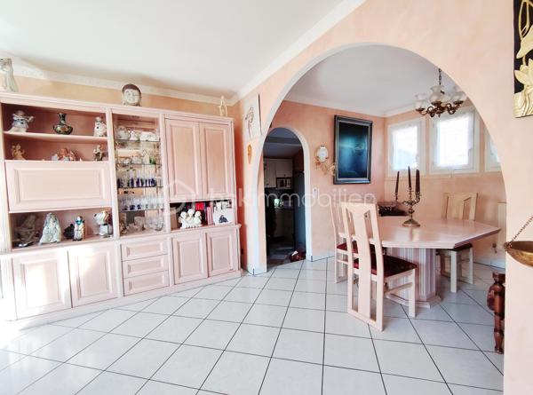 [ EMPLACEMENT PRISÉ / PROCHE CENTRE-VILLE / CALME / 3 CHAMBRES / TERRAIN 600 M² / GARAGE 19M² / CUISINE D'ÉTÉ]

Venez découvrir cette maison de plain-pied, dans une rue prisée du Teich, à proximité des commodités (700m des commerces, 800m de la gare, 900m des écoles). 

Cette charmante construction de 1963 bénéficie d'un  jolie exposition traversante nord / sud et dispose d'une structure très saine (fenêtre PVC double vitrage de 2021, façade refaite en 2019, toiture refaite en 2016 et révisée en 2025). 

Elle se compose de : 
- 3 chambres avec placards d'environ de 9,5 m² 
- un séjour / salle à manger avec coin bureau de 38 m²
- une cuisine indépendante avec petit cellier attenant
- une grande salle d'eau
- de nombreux placards de rangement

À l'extérieur, vous profiterez d'un garage de 19 m², d'une cuisine d'été couverte de 19 m² également, et d'un joli jardin au calme.

Le stationnement est possible sur la parcelle en complément. 

(La première et la troisième images ont été modifiées par l'intelligence artificielle afin de donner des suggestions d'aménagement). 
--