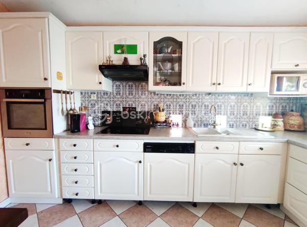 [ EMPLACEMENT PRISÉ / PROCHE CENTRE-VILLE / CALME / 3 CHAMBRES / TERRAIN 600 M² / GARAGE 19M² / CUISINE D'ÉTÉ]

Venez découvrir cette maison de plain-pied, dans une rue prisée du Teich, à proximité des commodités (700m des commerces, 800m de la gare, 900m des écoles). 

Cette charmante construction de 1963 bénéficie d'un  jolie exposition traversante nord / sud et dispose d'une structure très saine (fenêtre PVC double vitrage de 2021, façade refaite en 2019, toiture refaite en 2016 et révisée en 2025). 

Elle se compose de : 
- 3 chambres avec placards d'environ de 9,5 m² 
- un séjour / salle à manger avec coin bureau de 38 m²
- une cuisine indépendante avec petit cellier attenant
- une grande salle d'eau
- de nombreux placards de rangement

À l'extérieur, vous profiterez d'un garage de 19 m², d'une cuisine d'été couverte de 19 m² également, et d'un joli jardin au calme.

Le stationnement est possible sur la parcelle en complément. 

(La première et la troisième images ont été modifiées par l'intelligence artificielle afin de donner des suggestions d'aménagement). 
--