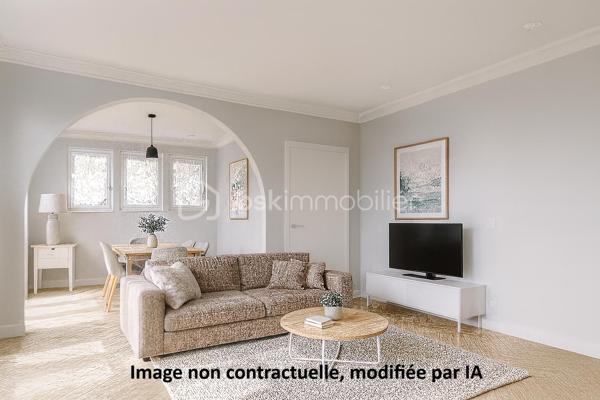 [ EMPLACEMENT PRISÉ / PROCHE CENTRE-VILLE / CALME / 3 CHAMBRES / TERRAIN 600 M² / GARAGE 19M² / CUISINE D'ÉTÉ]

Venez découvrir cette maison de plain-pied, dans une rue prisée du Teich, à proximité des commodités (700m des commerces, 800m de la gare, 900m des écoles). 

Cette charmante construction de 1963 bénéficie d'un  jolie exposition traversante nord / sud et dispose d'une structure très saine (fenêtre PVC double vitrage de 2021, façade refaite en 2019, toiture refaite en 2016 et révisée en 2025). 

Elle se compose de : 
- 3 chambres avec placards d'environ de 9,5 m² 
- un séjour / salle à manger avec coin bureau de 38 m²
- une cuisine indépendante avec petit cellier attenant
- une grande salle d'eau
- de nombreux placards de rangement

À l'extérieur, vous profiterez d'un garage de 19 m², d'une cuisine d'été couverte de 19 m² également, et d'un joli jardin au calme.

Le stationnement est possible sur la parcelle en complément. 

(La première et la troisième images ont été modifiées par l'intelligence artificielle afin de donner des suggestions d'aménagement). 
--