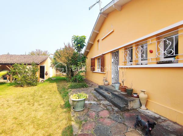 [ EMPLACEMENT PRISÉ / PROCHE CENTRE-VILLE / CALME / 3 CHAMBRES / TERRAIN 600 M² / GARAGE 19M² / CUISINE D'ÉTÉ]

Venez découvrir cette maison de plain-pied, dans une rue prisée du Teich, à proximité des commodités (700m des commerces, 800m de la gare, 900m des écoles). 

Cette charmante construction de 1963 bénéficie d'un  jolie exposition traversante nord / sud et dispose d'une structure très saine (fenêtre PVC double vitrage de 2021, façade refaite en 2019, toiture refaite en 2016 et révisée en 2025). 

Elle se compose de : 
- 3 chambres avec placards d'environ de 9,5 m² 
- un séjour / salle à manger avec coin bureau de 38 m²
- une cuisine indépendante avec petit cellier attenant
- une grande salle d'eau
- de nombreux placards de rangement

À l'extérieur, vous profiterez d'un garage de 19 m², d'une cuisine d'été couverte de 19 m² également, et d'un joli jardin au calme.

Le stationnement est possible sur la parcelle en complément. 

(La première et la troisième images ont été modifiées par l'intelligence artificielle afin de donner des suggestions d'aménagement). 
--