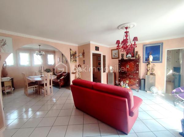 [ EMPLACEMENT PRISÉ / PROCHE CENTRE-VILLE / CALME / 3 CHAMBRES / TERRAIN 600 M² / GARAGE 19M² / CUISINE D'ÉTÉ]

Venez découvrir cette maison de plain-pied, dans une rue prisée du Teich, à proximité des commodités (700m des commerces, 800m de la gare, 900m des écoles). 

Cette charmante construction de 1963 bénéficie d'un  jolie exposition traversante nord / sud et dispose d'une structure très saine (fenêtre PVC double vitrage de 2021, façade refaite en 2019, toiture refaite en 2016 et révisée en 2025). 

Elle se compose de : 
- 3 chambres avec placards d'environ de 9,5 m² 
- un séjour / salle à manger avec coin bureau de 38 m²
- une cuisine indépendante avec petit cellier attenant
- une grande salle d'eau
- de nombreux placards de rangement

À l'extérieur, vous profiterez d'un garage de 19 m², d'une cuisine d'été couverte de 19 m² également, et d'un joli jardin au calme.

Le stationnement est possible sur la parcelle en complément. 

(La première et la troisième images ont été modifiées par l'intelligence artificielle afin de donner des suggestions d'aménagement). 
--