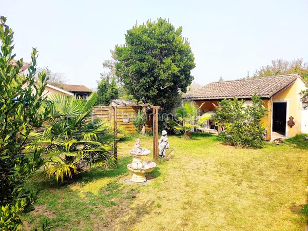 [ EMPLACEMENT PRISÉ / PROCHE CENTRE-VILLE / CALME / 3 CHAMBRES / TERRAIN 600 M² / GARAGE 19M² / CUISINE D'ÉTÉ]

Venez découvrir cette maison de plain-pied, dans une rue prisée du Teich, à proximité des commodités (700m des commerces, 800m de la gare, 900m des écoles). 

Cette charmante construction de 1963 bénéficie d'un  jolie exposition traversante nord / sud et dispose d'une structure très saine (fenêtre PVC double vitrage de 2021, façade refaite en 2019, toiture refaite en 2016 et révisée en 2025). 

Elle se compose de : 
- 3 chambres avec placards d'environ de 9,5 m² 
- un séjour / salle à manger avec coin bureau de 38 m²
- une cuisine indépendante avec petit cellier attenant
- une grande salle d'eau
- de nombreux placards de rangement

À l'extérieur, vous profiterez d'un garage de 19 m², d'une cuisine d'été couverte de 19 m² également, et d'un joli jardin au calme.

Le stationnement est possible sur la parcelle en complément. 

(La première et la troisième images ont été modifiées par l'intelligence artificielle afin de donner des suggestions d'aménagement). 
--