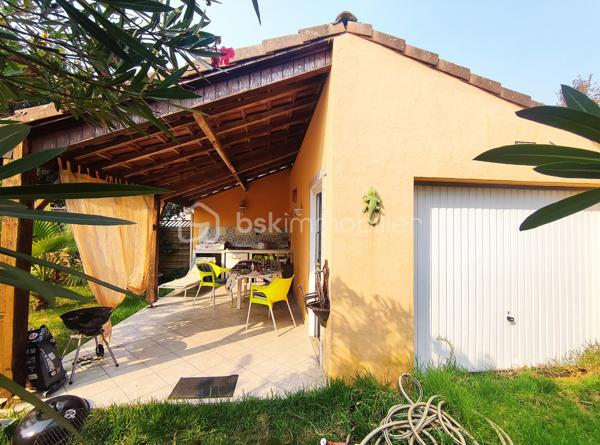 [ EMPLACEMENT PRISÉ / PROCHE CENTRE-VILLE / CALME / 3 CHAMBRES / TERRAIN 600 M² / GARAGE 19M² / CUISINE D'ÉTÉ]

Venez découvrir cette maison de plain-pied, dans une rue prisée du Teich, à proximité des commodités (700m des commerces, 800m de la gare, 900m des écoles). 

Cette charmante construction de 1963 bénéficie d'un  jolie exposition traversante nord / sud et dispose d'une structure très saine (fenêtre PVC double vitrage de 2021, façade refaite en 2019, toiture refaite en 2016 et révisée en 2025). 

Elle se compose de : 
- 3 chambres avec placards d'environ de 9,5 m² 
- un séjour / salle à manger avec coin bureau de 38 m²
- une cuisine indépendante avec petit cellier attenant
- une grande salle d'eau
- de nombreux placards de rangement

À l'extérieur, vous profiterez d'un garage de 19 m², d'une cuisine d'été couverte de 19 m² également, et d'un joli jardin au calme.

Le stationnement est possible sur la parcelle en complément. 

(La première et la troisième images ont été modifiées par l'intelligence artificielle afin de donner des suggestions d'aménagement). 
--