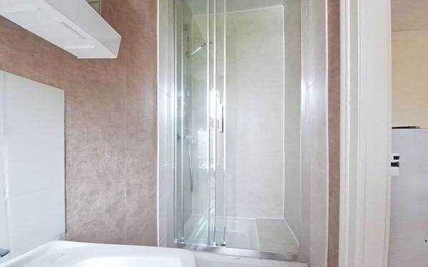 Immeuble à vendre    6 pièces • 94 m2 Néris-les-Bains