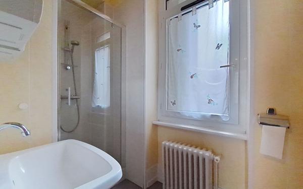 Immeuble à vendre    6 pièces • 94 m2 Néris-les-Bains